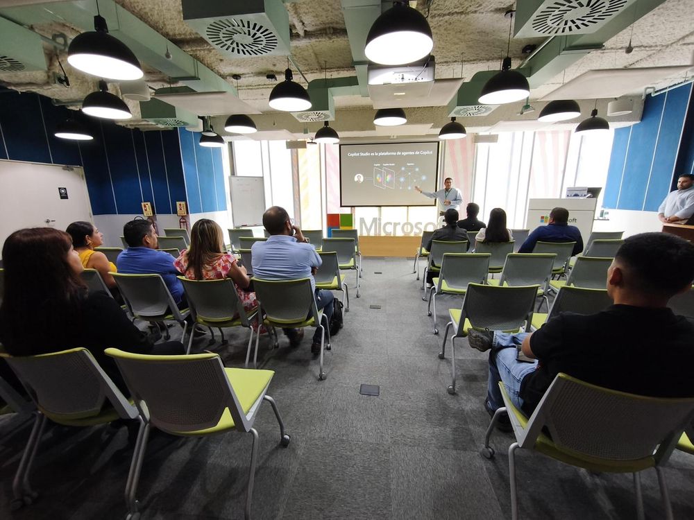 Participantes siguiendo una charla en un auditorio