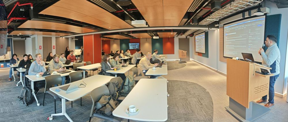 Sala de capacitación durante una sesión in-company, con el relator al frente