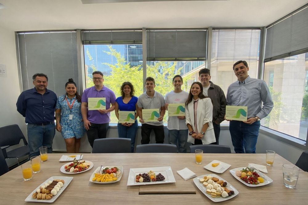 Participantes recibiendo sus certificados al cierre de un programa