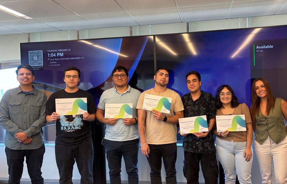 Grupo de participantes con sus certificados
