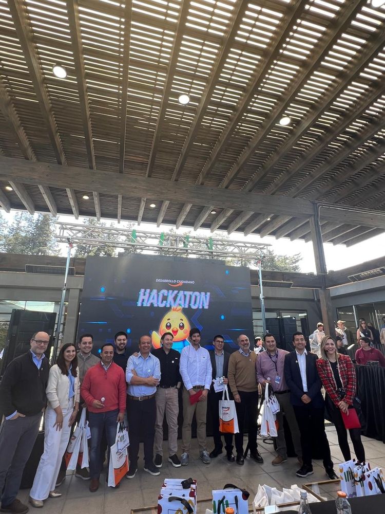 Equipo de W-IT y participantes en un hackatón