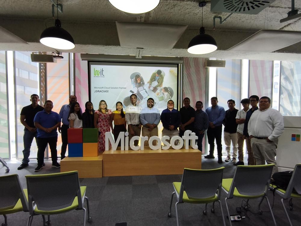 Grupo de participantes al cierre de una sesión en Microsoft
