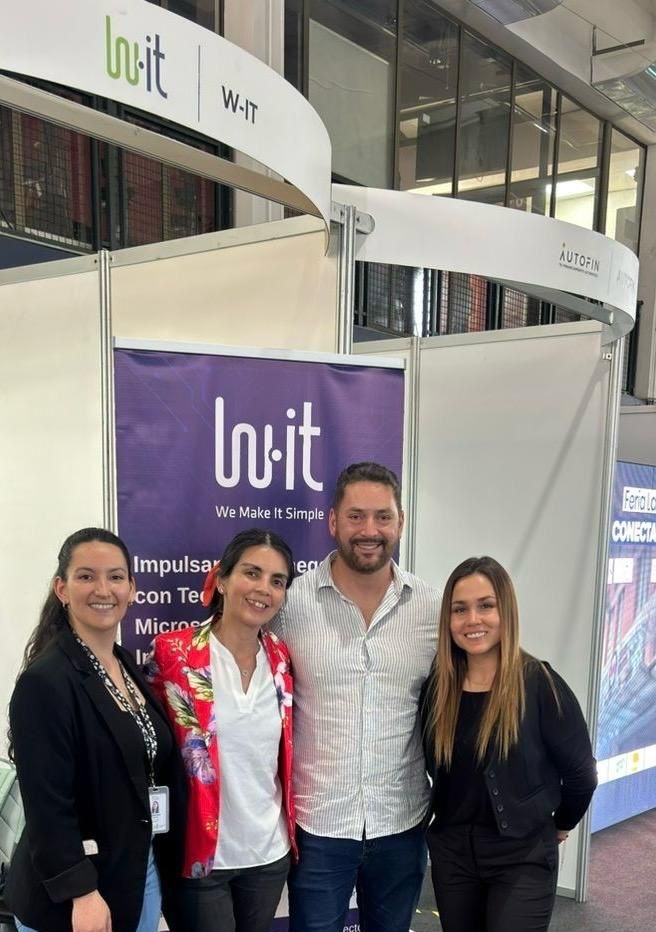 Equipo de W-IT en su stand en un evento